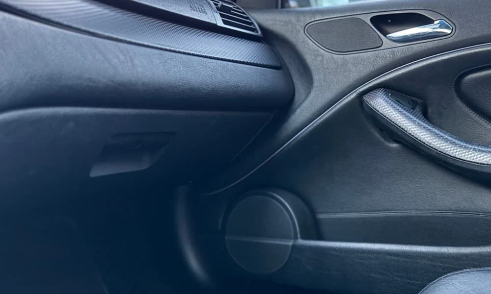 Fahrzeuginnenraum ohne Ambientebeleuchtung – Vorher